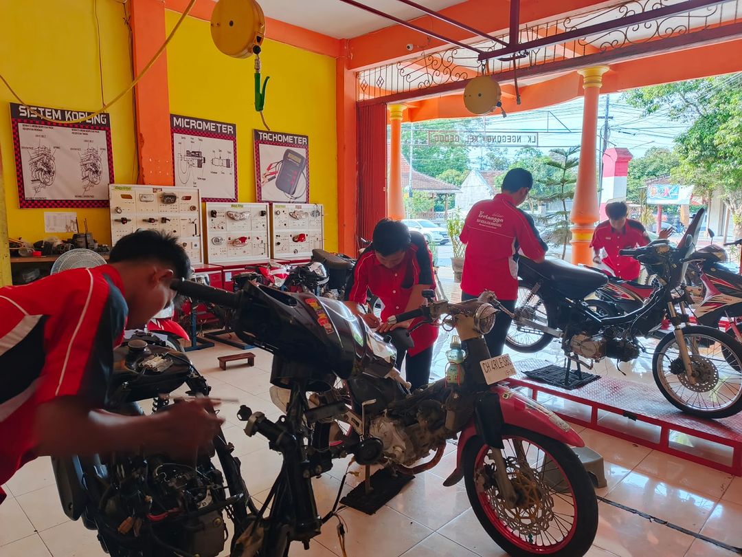 Workshop Otomotif Kendaraan Ringan. Foto : IG Erlangga Blitar